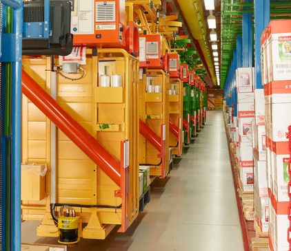 Elektrohängebahnen mit Ware im dm-Logistikzentrum