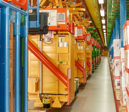 Elektrohängebahnen mit Ware im dm-Logistikzentrum
