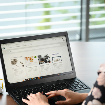 Munkatársunk a dm-es képzési lehetőségeket nézi a laptopján.