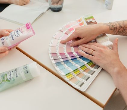 Abgleich dm-Produktverpackungen mit Pantone-Farben