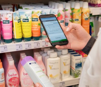 Lernling kontrolliert Warenbestand im dm-Markt