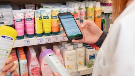 Lernling kontrolliert Warenbestand im dm-Markt