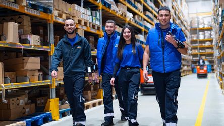 ученици от дуално от логистичен център