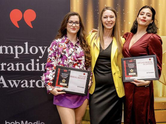 Колеги от "Човешки ресурси" на сцената на годишните награди на b2b Media.