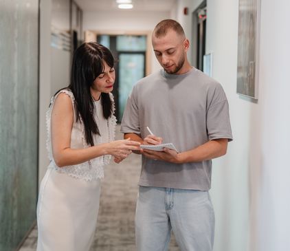 стажант от търговския отдел с неговия ментор