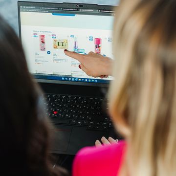 колеги от търговски отдел си показват нещо