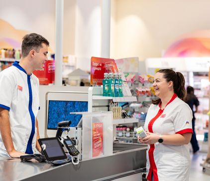 Колега от магазин с усмивка на каса