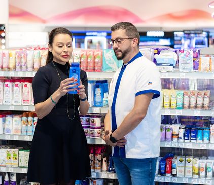 Колега от магазин с усмивка