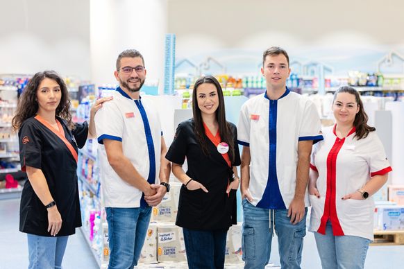 Колега от магазин с усмивка