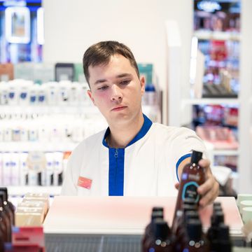 Колега от магазин подрежда продукти