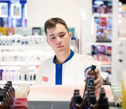 Колега от магазин подрежда продукти