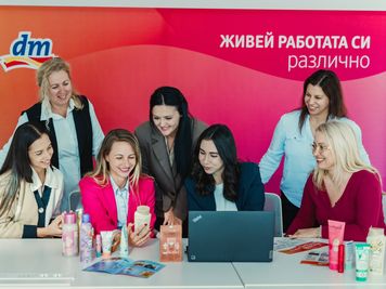 колеги се забавляват заедно