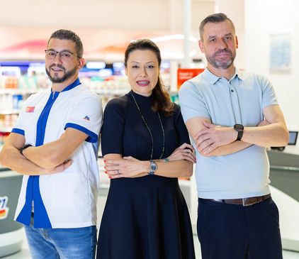 Колеги от магазин, управител и двама регионални