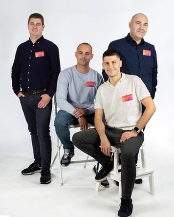 Колеги от ИТ отдела застанали за снимка