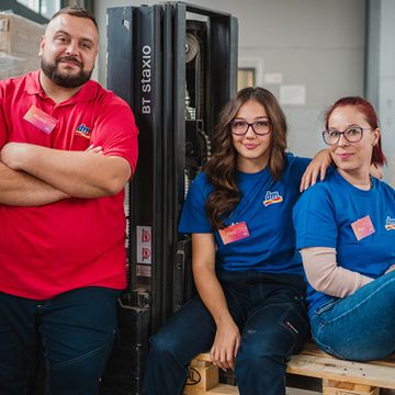 Колеги от Логистичен център