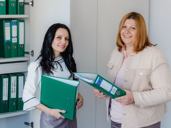 колеги от финансово счетоводство усмихнати заедно