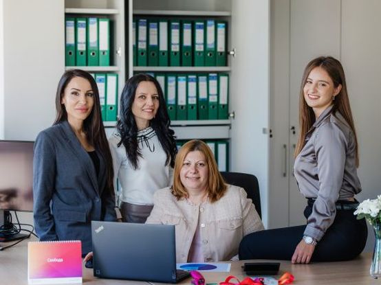 колеги от финансово счетоводство усмихнати заедно