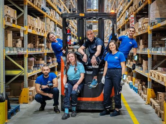 Много колеги от Лоцистичния ни център застанали щастливо до електрокар