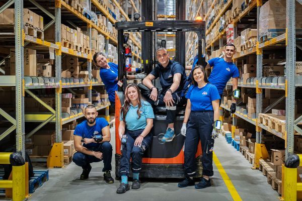 Много колеги от Лоцистичния ни център застанали щастливо до електрокар