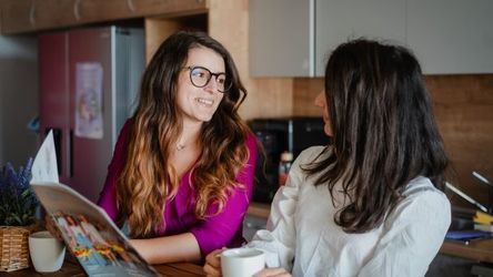 ментор и стажант разглеждат вътрешното ни списание