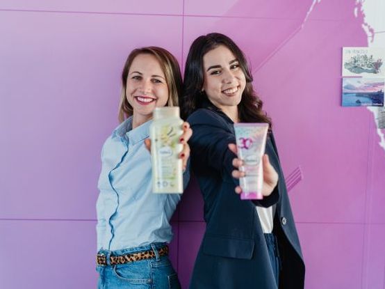 колеги показващи любим профукт