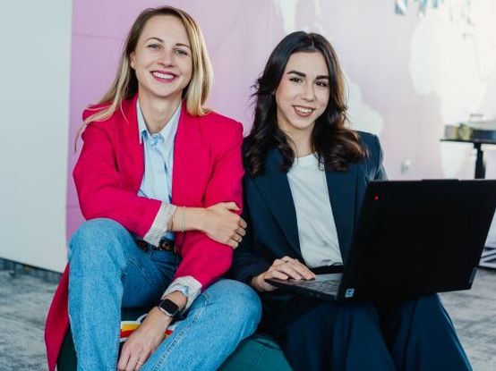 две колежки, усмихнато застанали една до друга