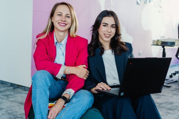 две колежки, усмихнато застанали една до друга