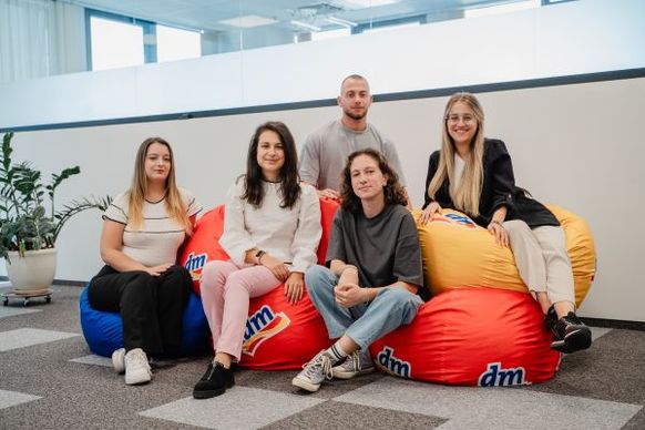 стажанти застанали на барбарони