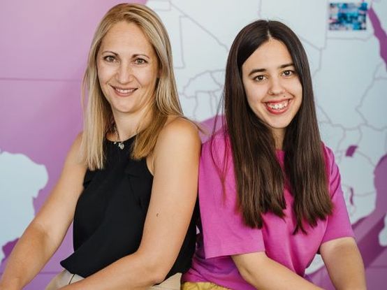 Колега от "Търговски отдел" заедно с нейния стажант за лятото.