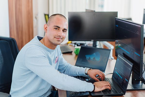 Колега от ИТ отдела работи по програма