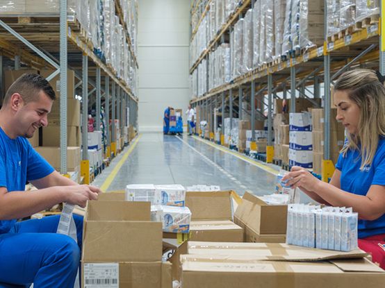 Колежка и колега лепят етикети на стока