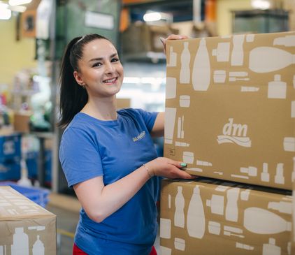 djelatnica u logističkom centru