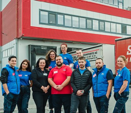 Група от десет наши колеги пред Логистичния център на dm България